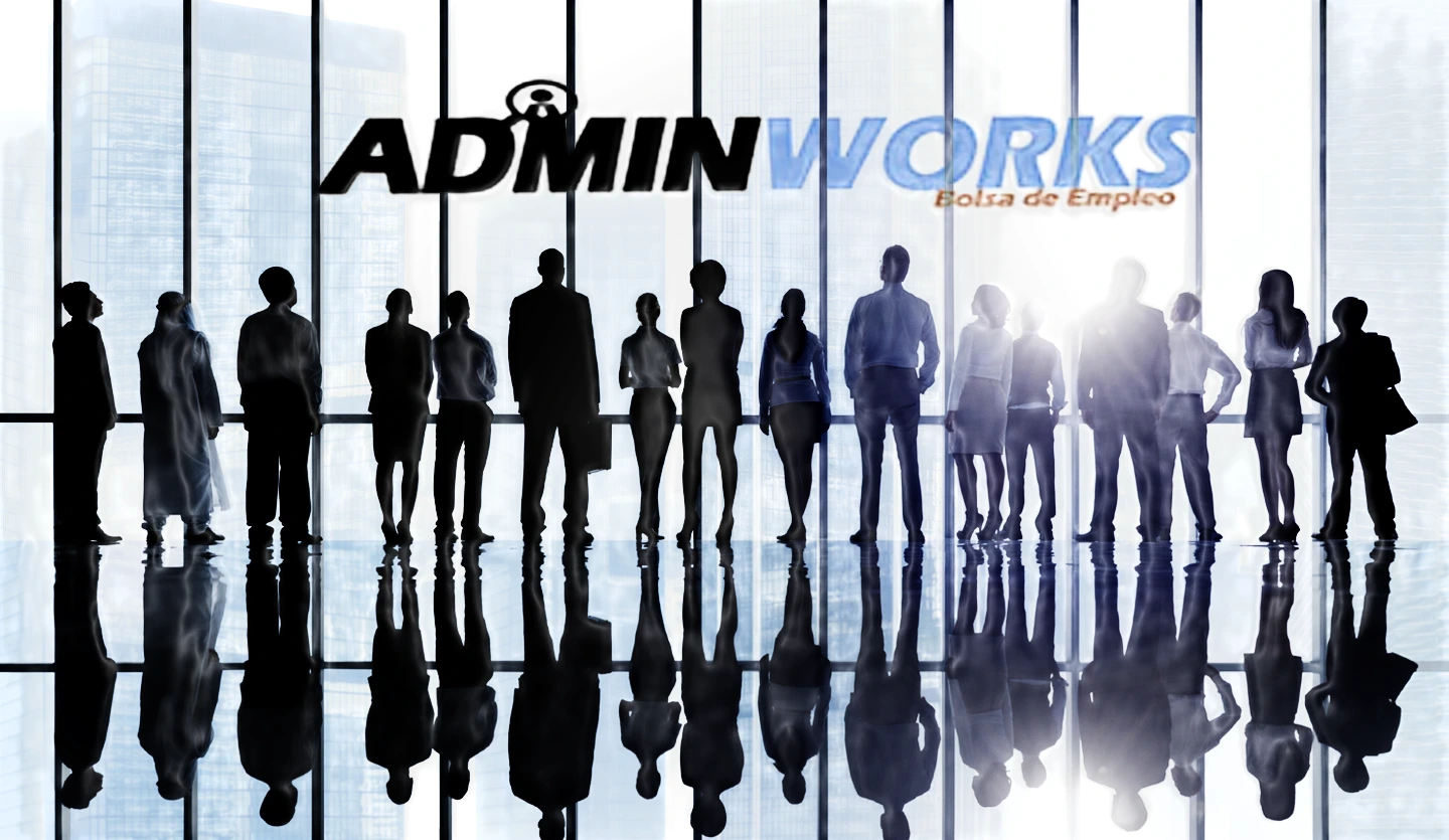 Grupo de personas mirando a través de los ventanales de un edificio promoviendo la bolsa de empleo AdminWorks